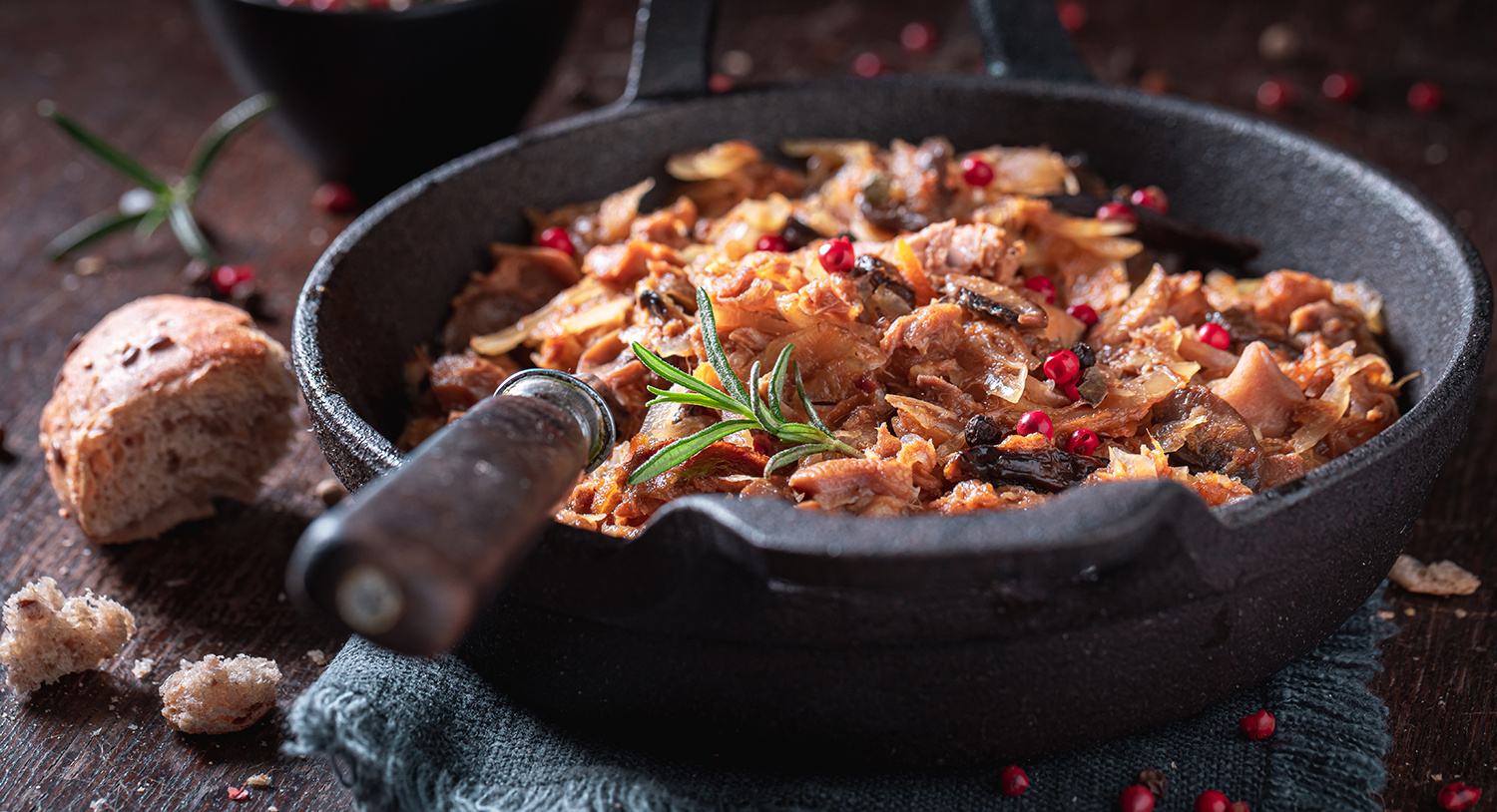 gotowy-bigos-z-kiełbasą-z-kapustą-kiszoną-potrawa-na-boże-narodzenie-potrawy-na-święta-przepis-na-bigos