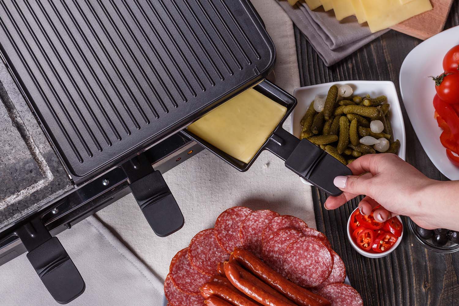 ser-raclette-grill-raclette-danie-raclette-kiełabski-salami-korniszony