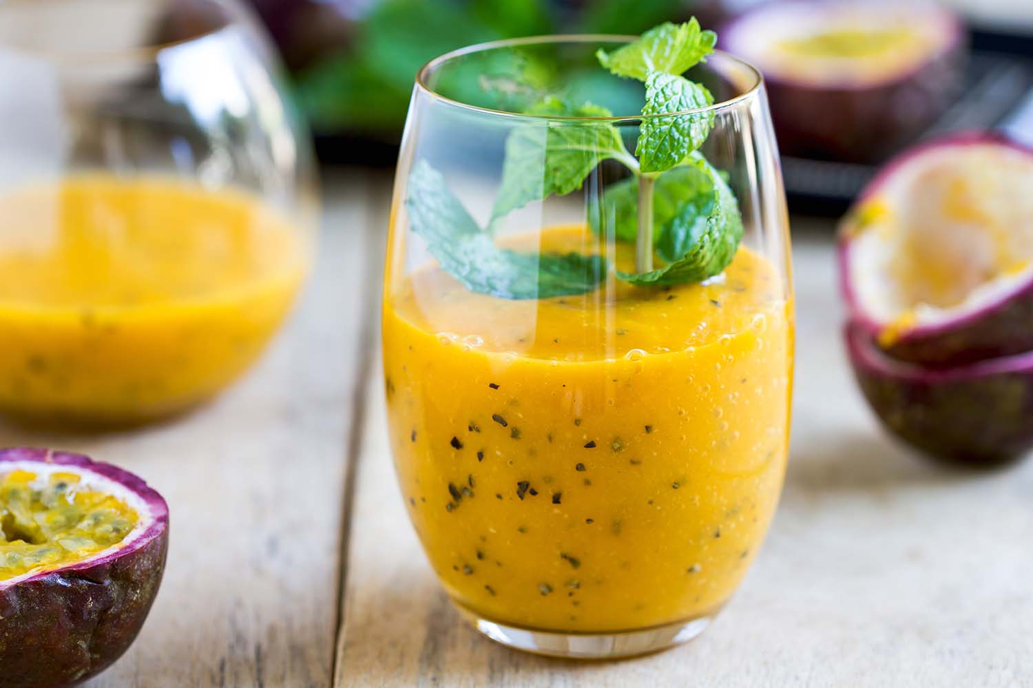 blender-ręczny-smoothie-owocowe-żółte-smoothie-mango-pomarańcz-marakuja-banan