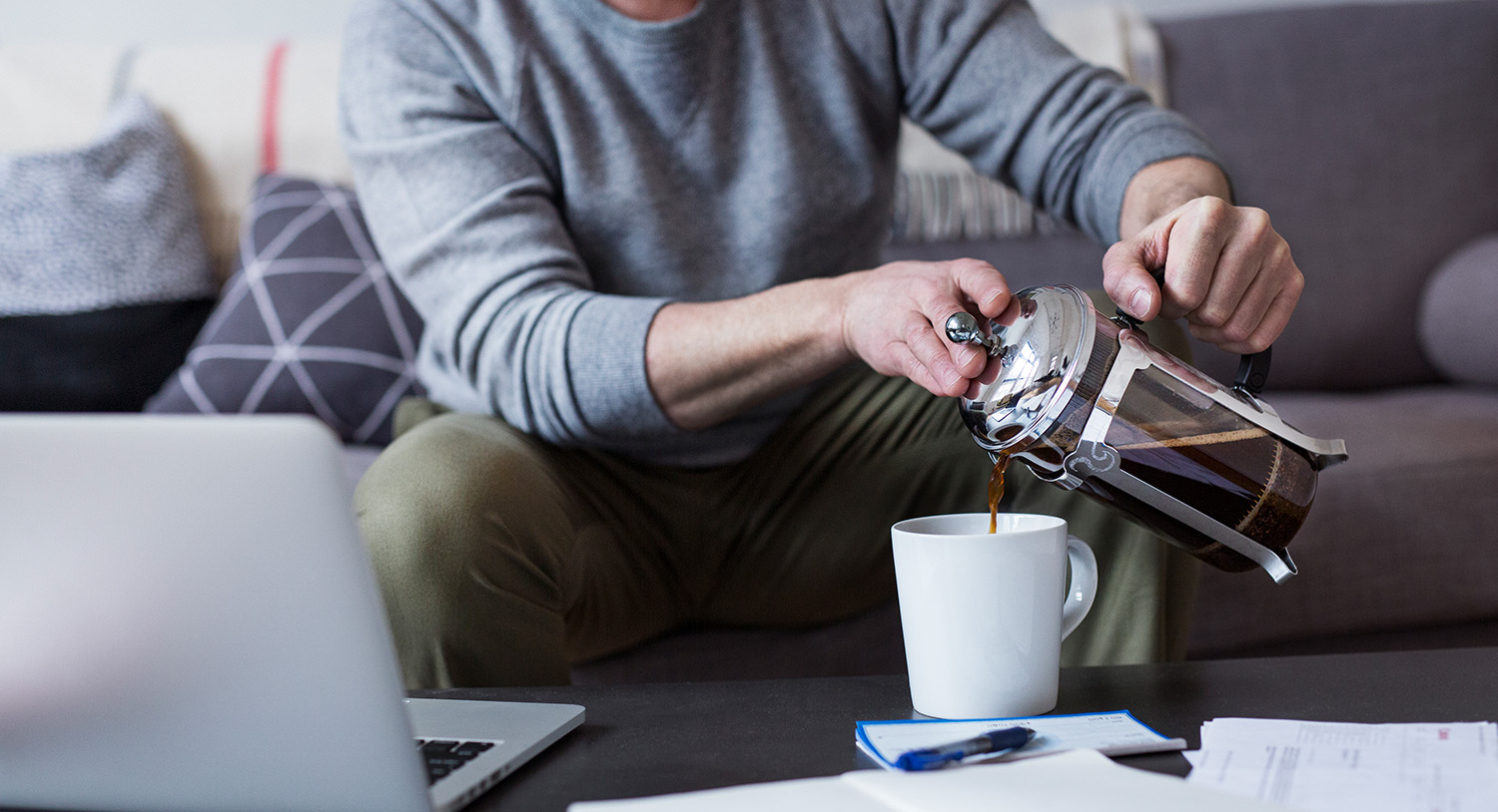 praca-obowiązki-praca-zdalna-praca-online-kawa-french-press-blog-jaki-ekspres-dzbanek-do-kawy-facet-nalewa-kawę