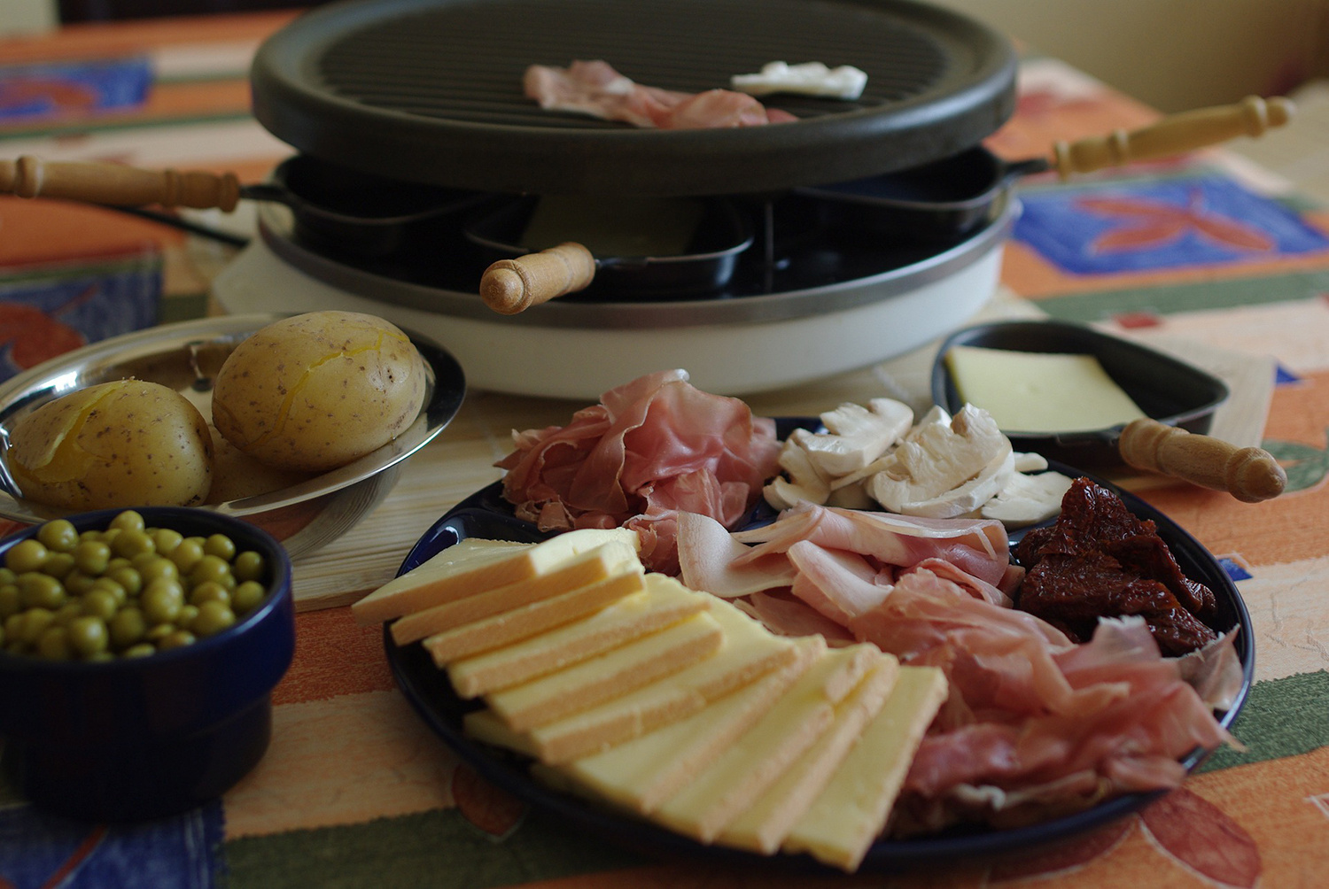 grill-elektryczny-raclette-ser-pomidory-mieso-warzywa-yoer