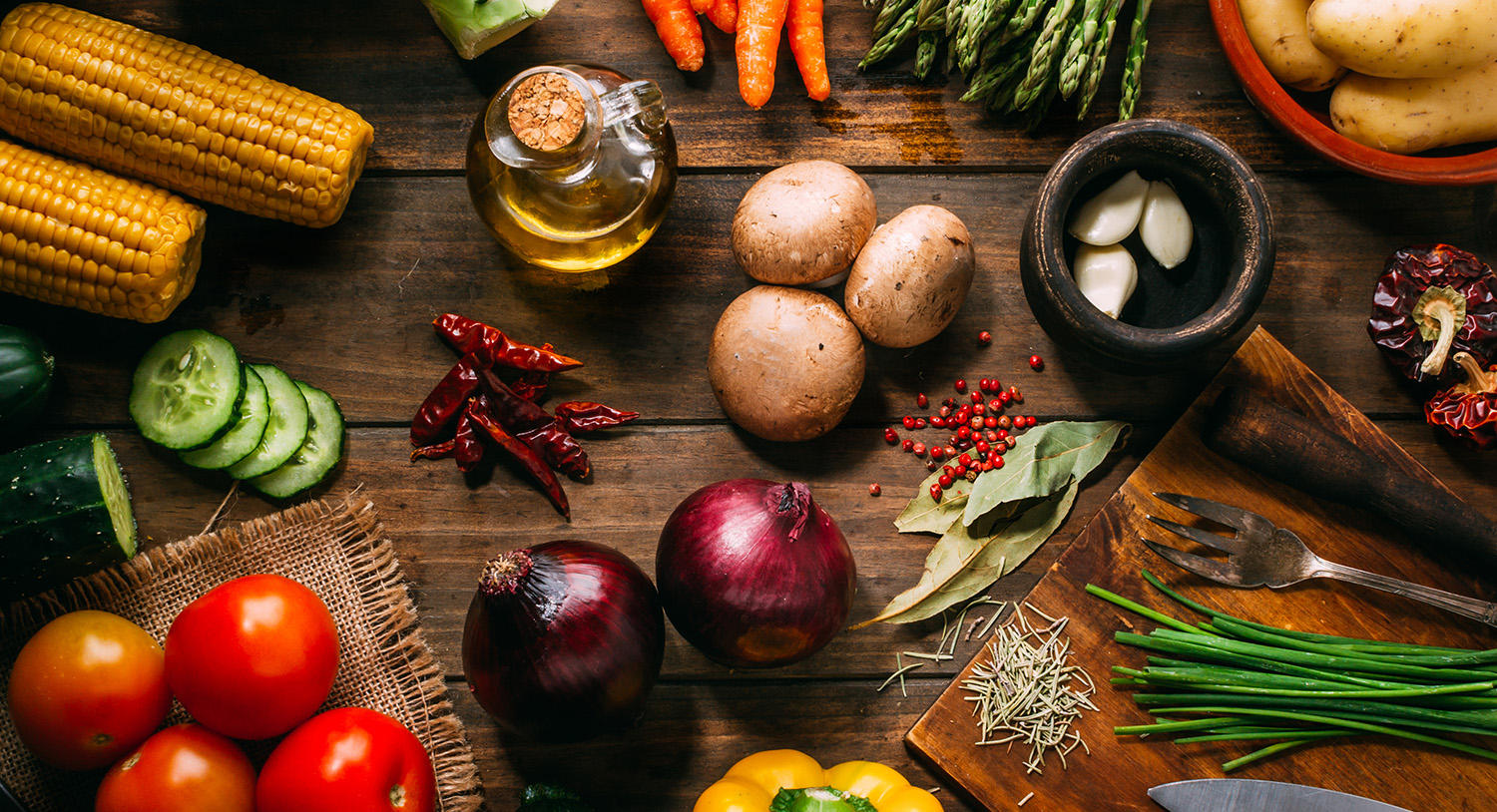 stół-przyprawy-warzywa-ingrediencje-kolekcja-ziemniaki-cebule-czosnek-pomidory-kukurydza